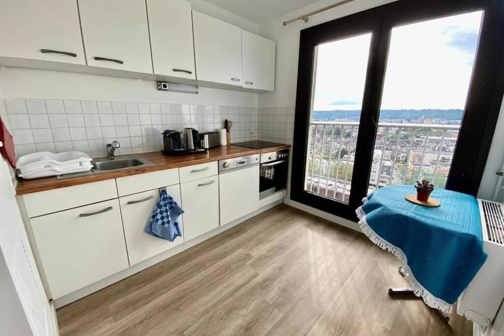 Grand F2 de 47m² au 15ème étage dans une résidence très calme Rouen Esterno foto