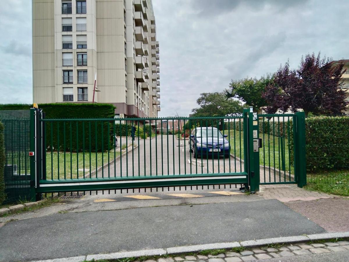 Grand F2 de 47m² au 15ème étage dans une résidence très calme Rouen Esterno foto